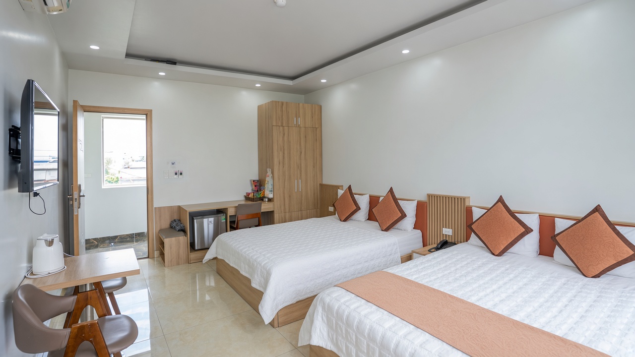 Phòng Family là gì – ảnh minh hoạ phòng 2 giưá»ng đôi ga trắng gối cam, kèm tiêu đỠbà i viết