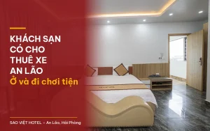 Khách sạn có cho thuê xe An Lão – phòng lớn sàn đá tối, giường đôi và ghế thư giãn màu be tại Sao Việt Hotel với tiêu đề bài viết