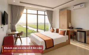 Khách sạn có cửa sổ – ảnh minh hoạ phòng ngủ với khung cửa kính lớn nhìn ra cánh đồng, kèm tiêu đề bài viết của Sao Việt Hotel
