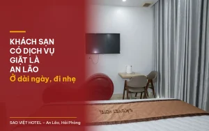Khách sạn có dịch vụ giặt là An Lão – phòng giường đôi ga trắng, TV treo tường và ghế sofa đỏ tại Sao Việt Hotel với tiêu đề bài viết