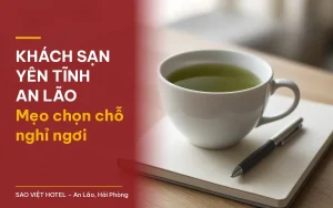 Khách sạn yên tĩnh An Lão – ảnh minh hoạ tách trà xanh đặt trên cuốn sổ, kèm tiêu đề bài viết của Sao Việt Hotel