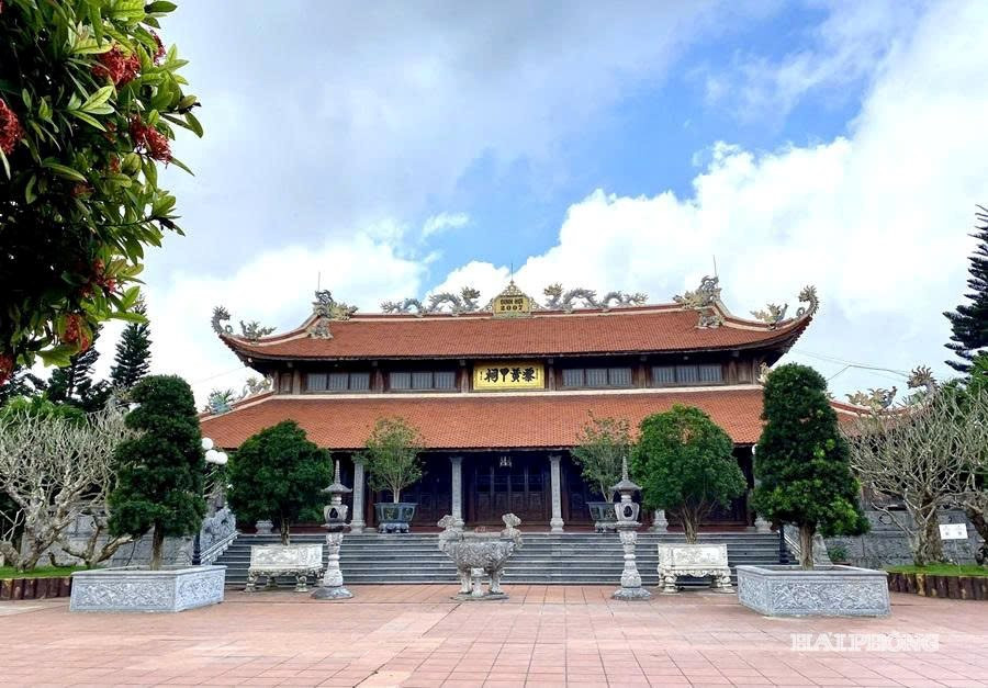 den tho Tien si – Nha tho yeu nuoc Le Khac Can