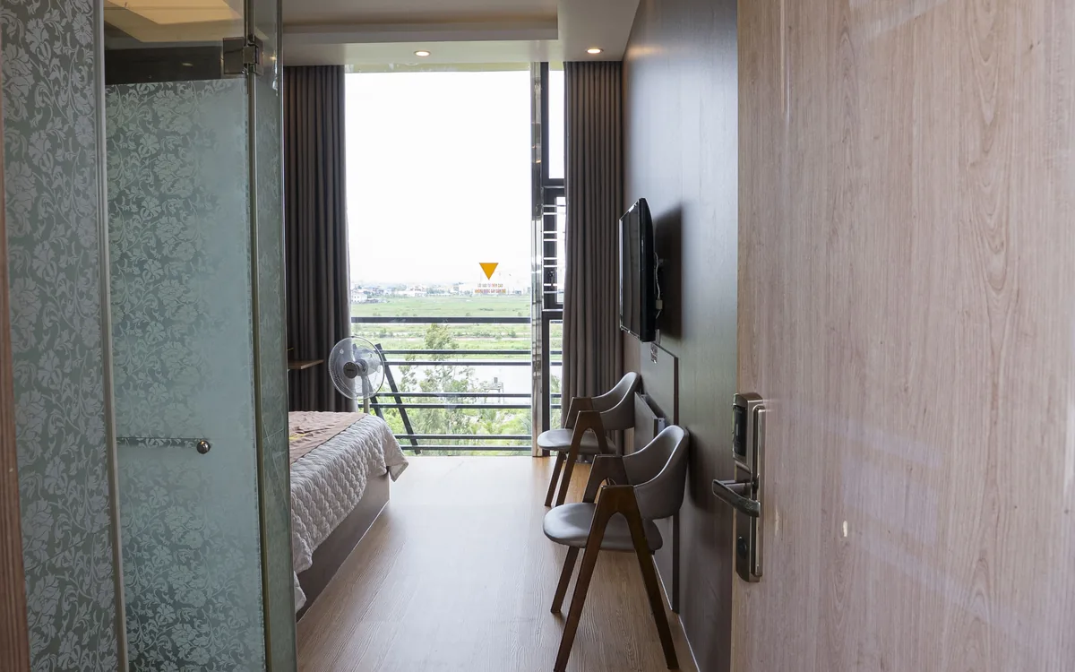 Phòng city view là gì – phòng ốp gỗ có cửa kính mở ra ban công nhìn ra ngoài tại Sao Việt Hotel