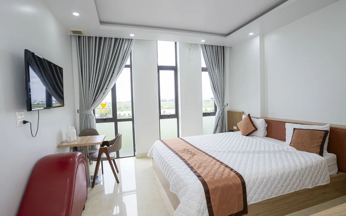 Phòng giường đôi cửa sổ lớn nhìn ra cánh đồng tại Sao Việt Hotel An Lão