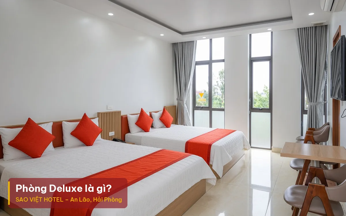 Phòng Deluxe là gì – ảnh minh hoạ phòng khách sạn có hai giường đôi, kèm tiêu đề bài viết của Sao Việt Hotel
