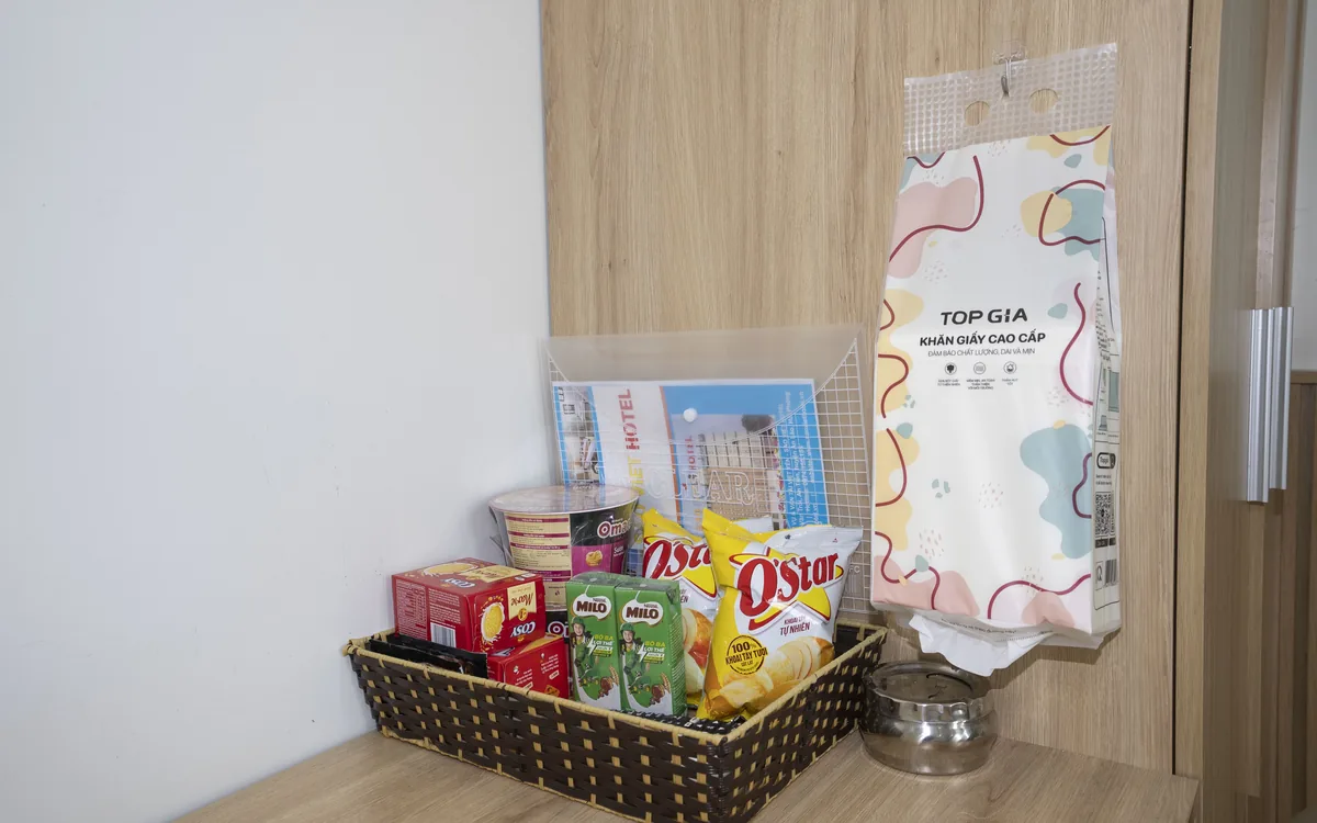 Phòng Family là gì – giỠđồ ăn nhẹ và đồ dùng cá nhân đặt trên kệ gỗ trong phòng Sao Việt Hotel