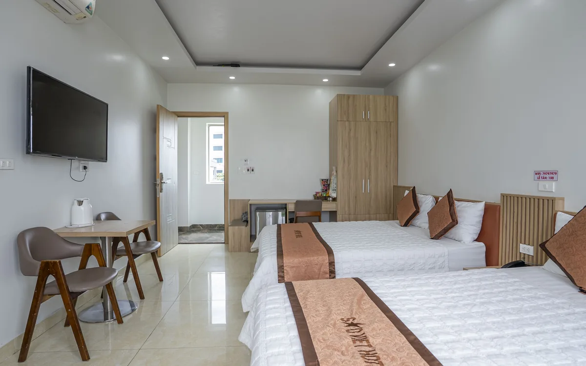 Phòng hai giường ga trắng tại Sao Việt Hotel cho gia đình hoặc nhóm từ xã An Trường