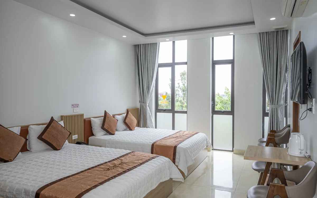 Phòng hai giường ga trắng tại Sao Việt Hotel phù hợp nhóm bạn hoặc gia đình đi tham quan An Lão