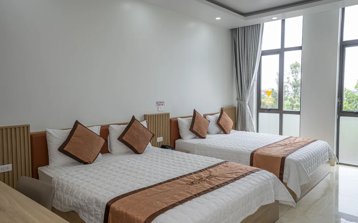 Phòng hai giường ga trắng tại Sao Việt Hotel phù hợp nhóm công tác hoặc gia đình nhỏ