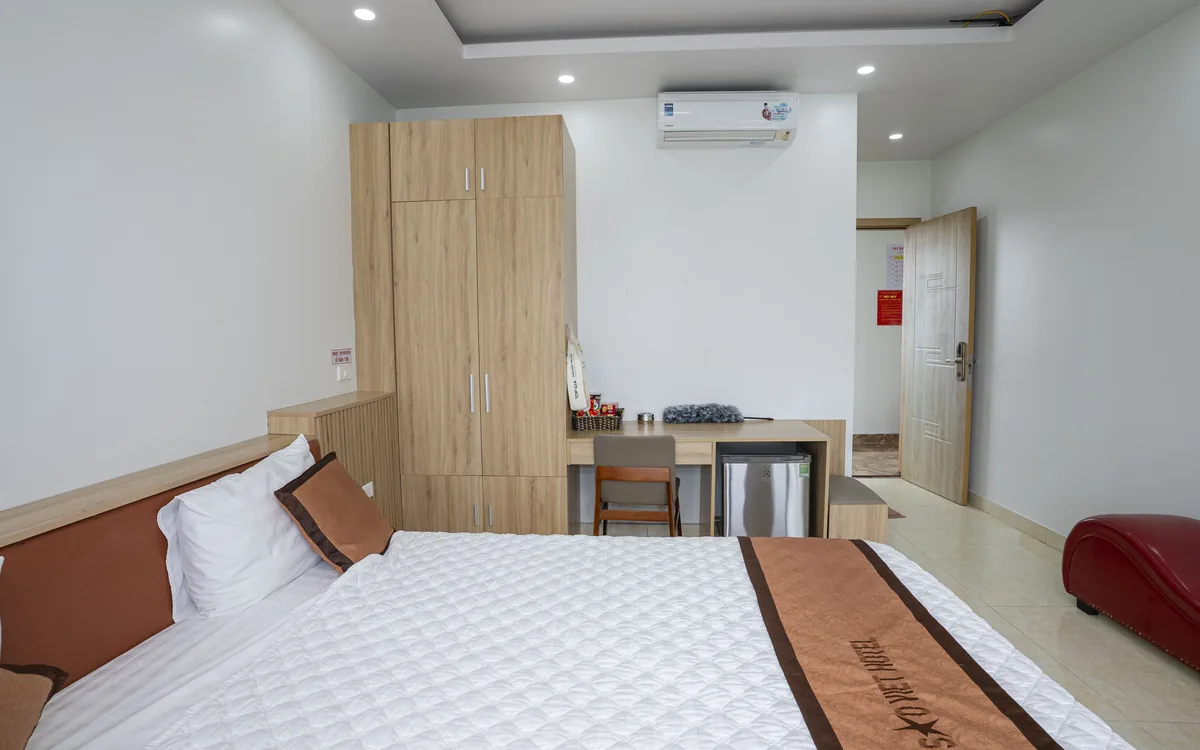 Phòng khách sạn có cửa sổ ở An Lão – giường đôi, tủ quần áo gỗ, điều hoà, tủ lạnh nhỏ và ấm siêu tốc tại Sao Việt Hotel