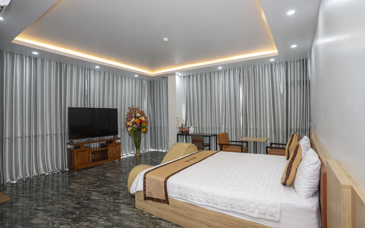 Phòng rộng sàn đá đèn hắt trần tại Sao Việt Hotel cho khách nghỉ giữa ca hoặc giữa buổi họp