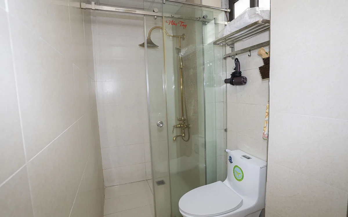 Phòng Standard là gì – phòng tắm riêng có vòi sen vách kính, bồn cầu, tường gạch trắng tại Sao Việt Hotel