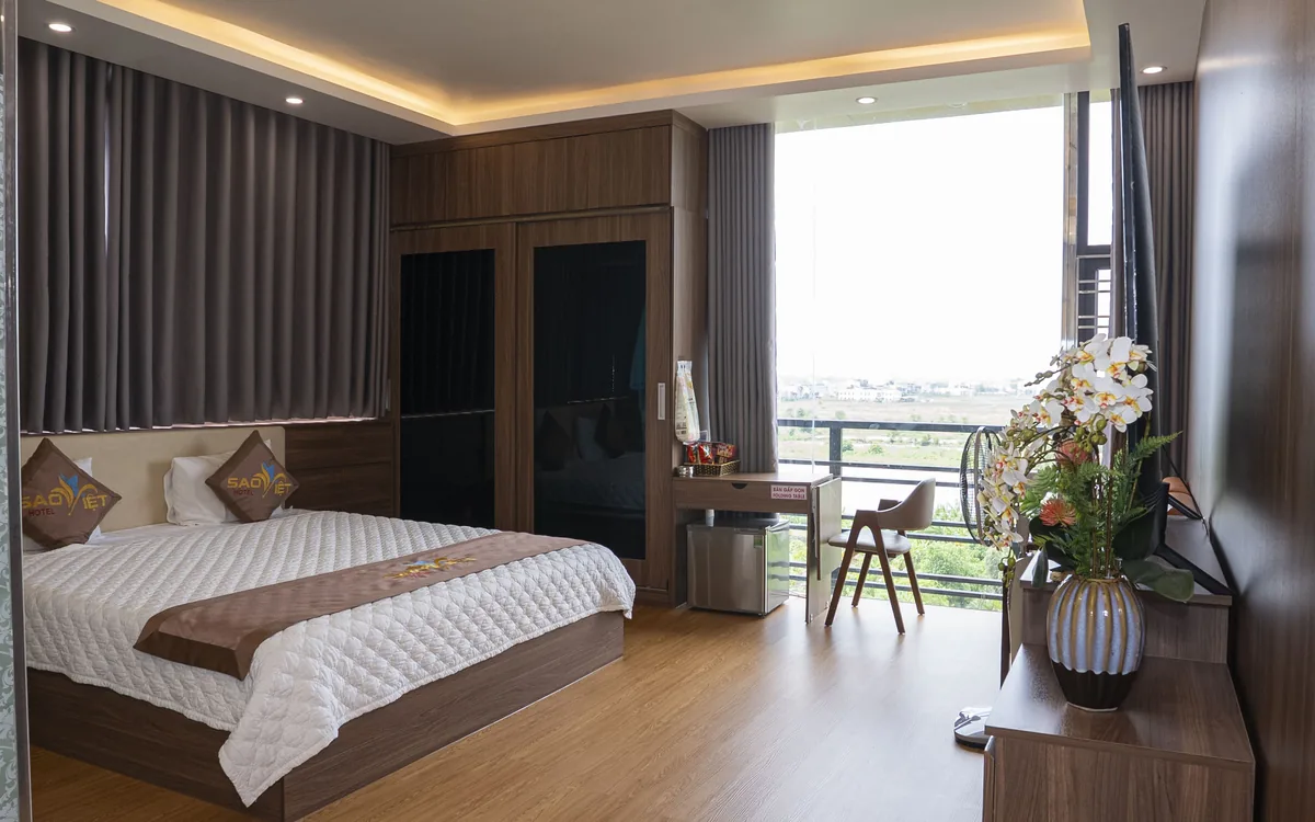 Phòng Superior double ở An Lão – phòng 1 giường đôi nội thất gỗ, cửa kính lớn ra ban công tại Sao Việt Hotel