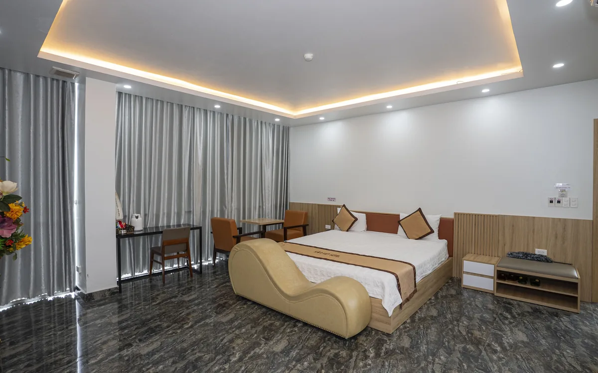 Phòng Superior là gì – phòng 1 giường đôi rộng, sàn đá tối màu, trần đèn LED tại Sao Việt Hotel An Lão