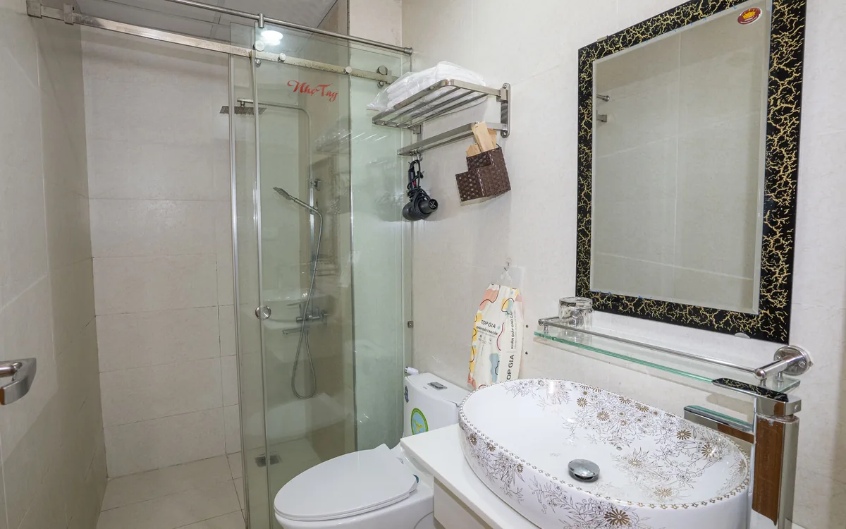 Phòng tắm hạng Superior ở An Lão – vòi sen vách kính, lavabo hoa văn, gương, giá treo khăn tại Sao Việt Hotel