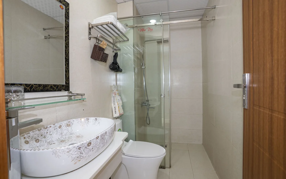 Phòng tắm riêng có vách kính, vòi sen và lavabo tại Sao Việt Hotel An Lão Hải Phòng