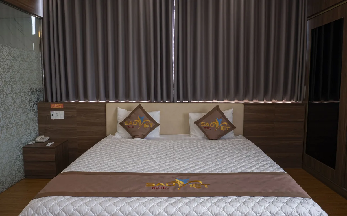 Phòng triple là gì – phòng ốp gỗ tối, sàn gỗ, 1 giường đôi tại Sao Việt Hotel An Lão
