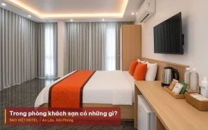 Trong phòng khách sạn có những gì – ảnh minh hoạ bàn có ấm đun nước, tủ lạnh nhỏ, nước uống và đồ vệ sinh cá nhân, kèm tiêu đề bài viết của Sao Việt Hotel