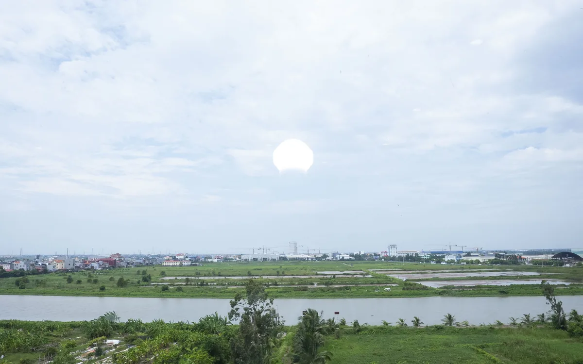 Tầm nhìn ra sông và cánh đồng xanh từ ban công phòng tại Sao Việt Hotel An Lão